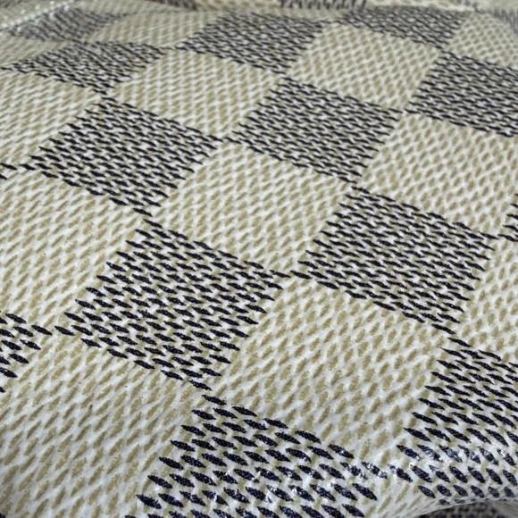 Elegant Shoulder Bag in Beige/Gray - Picture 2 of 9